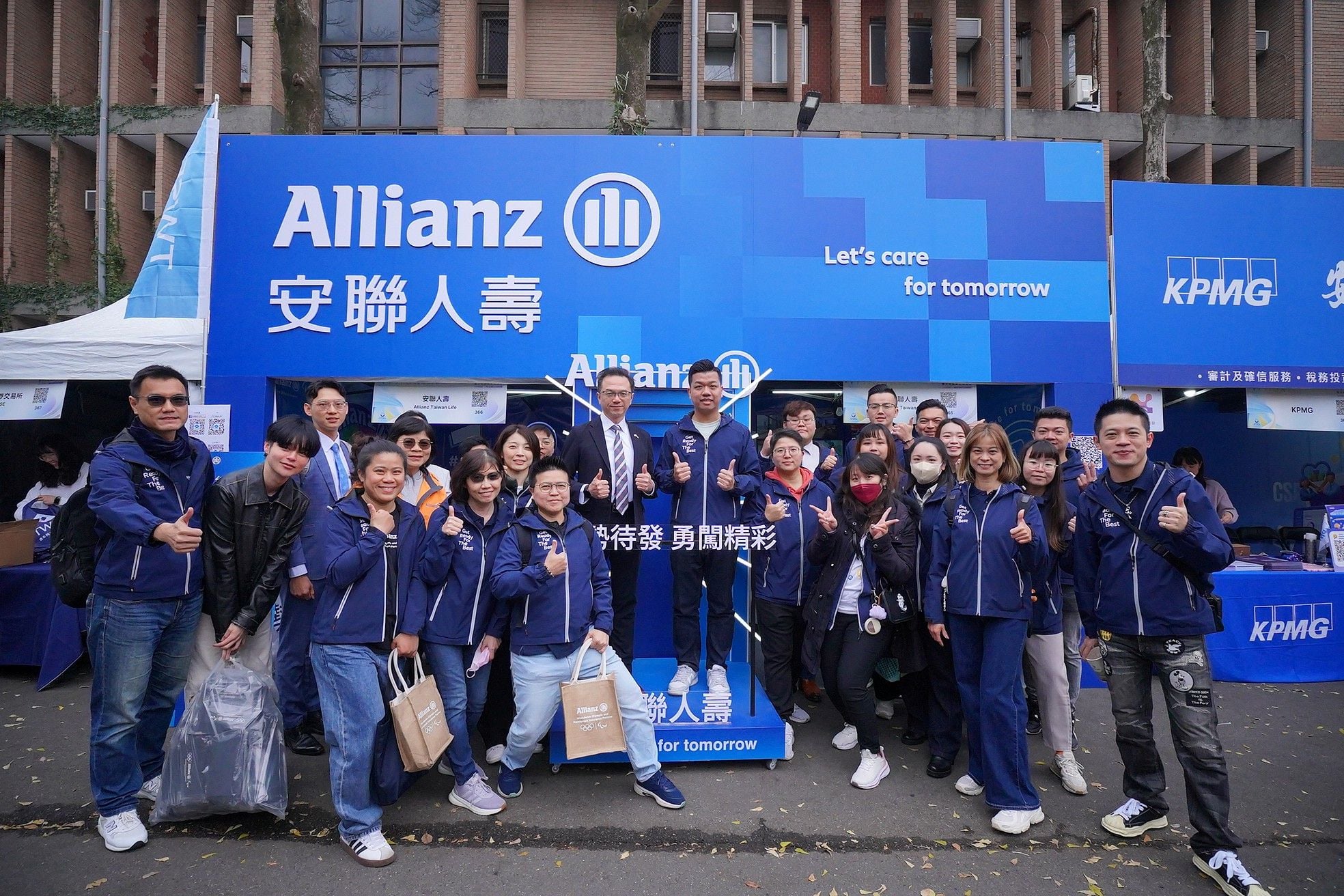 台灣投資型保險領導品牌安聯人壽在3月7日前進臺大校園徵才博覽會活動大舉招募Z世代莘莘學子，藉由與同學近距離交流，分享安聯人壽的獨家AI數位創新力以及職涯機會。