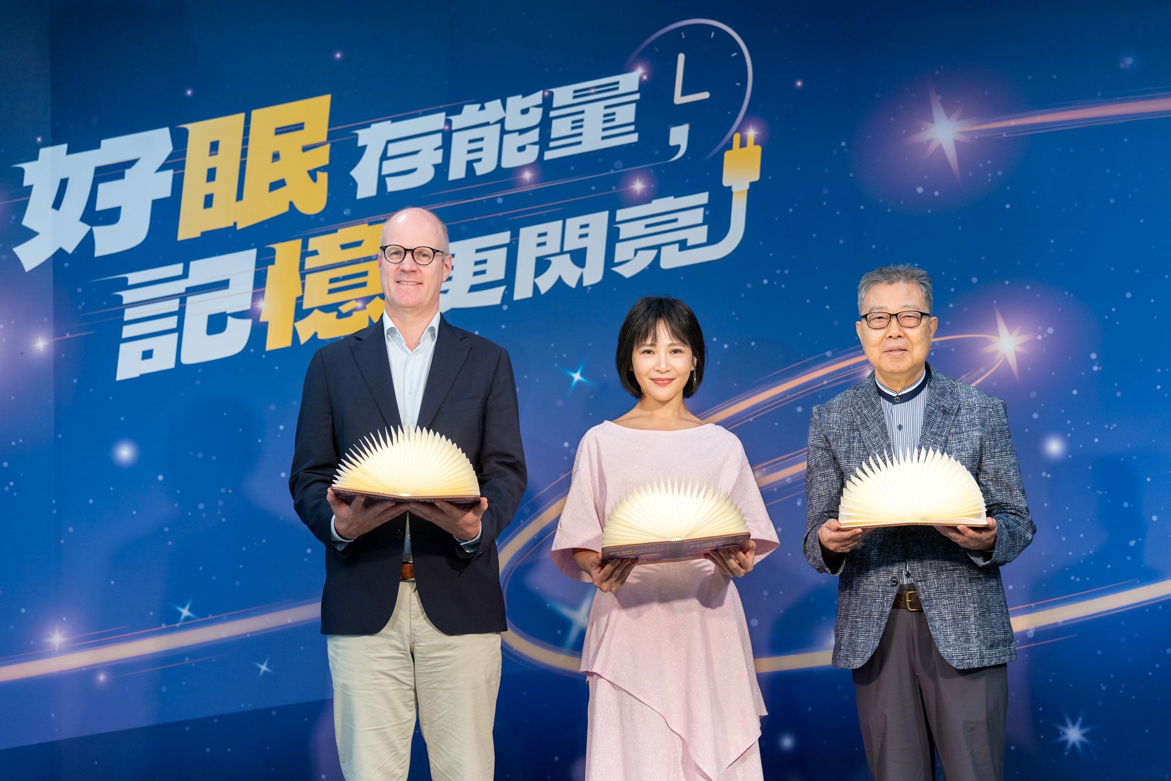 2026「好眠存能量 記憶更閃亮」 失智老人募款活動起跑記者會，左起為安聯人壽總經理羅偉睿、代言人梁文音及天主教失智老人基金會執行長鄧世雄。