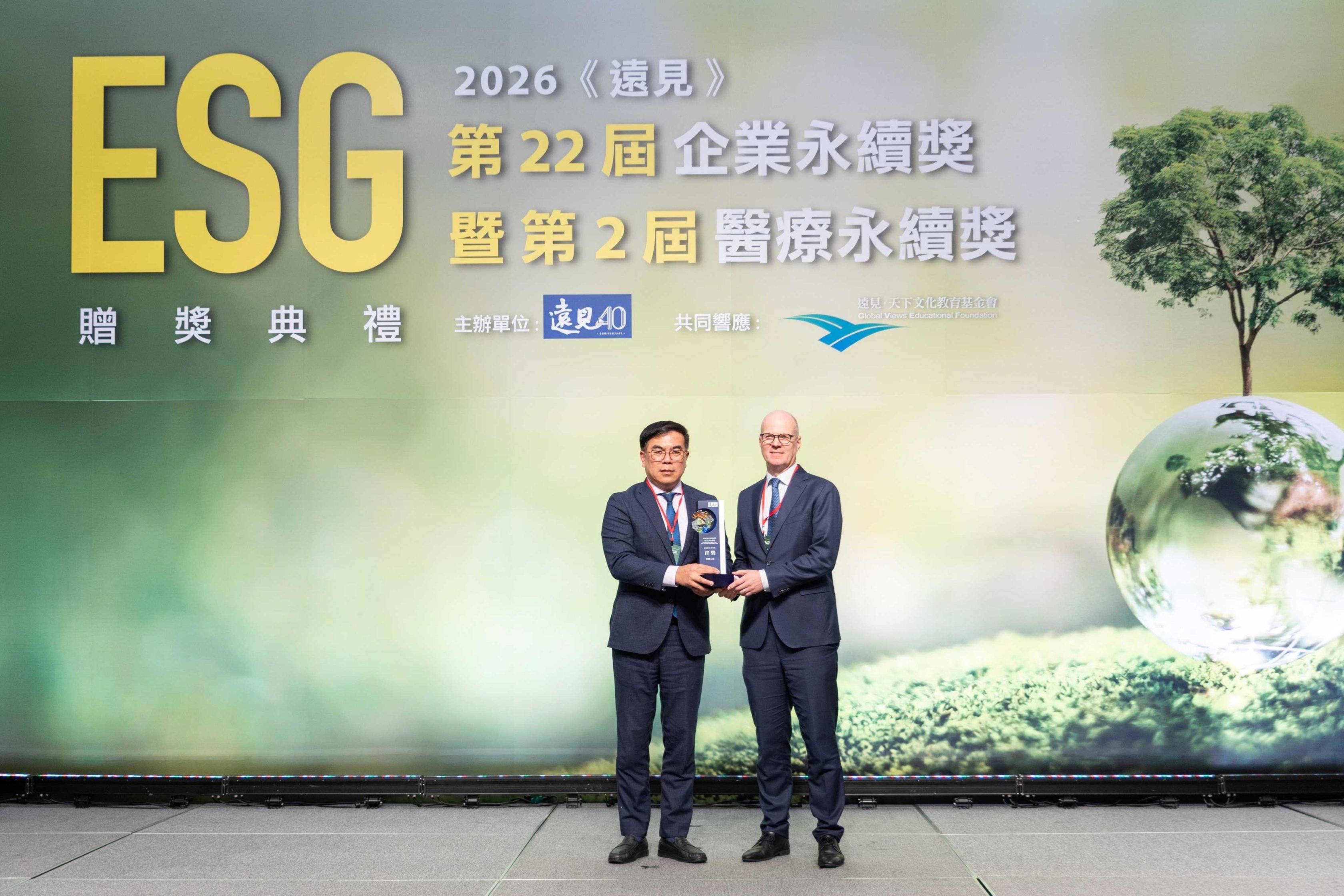 安聯人壽蟬聯《遠見》ESG企業永續獎「綜合績效外商組」首獎，由安聯人壽總經理羅偉睿(Joos Louwerier)代表領獎