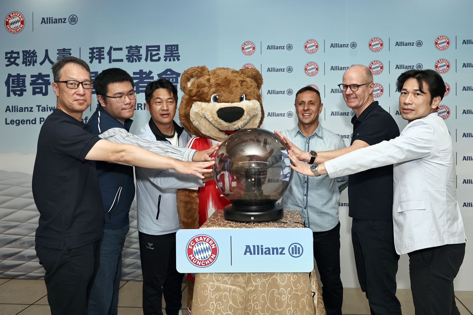 安聯人壽長期舉辦安聯小小世界盃，特別邀請傳奇球星Rafinha來台，並在臺北田徑場與足球球迷進行零距離互動。