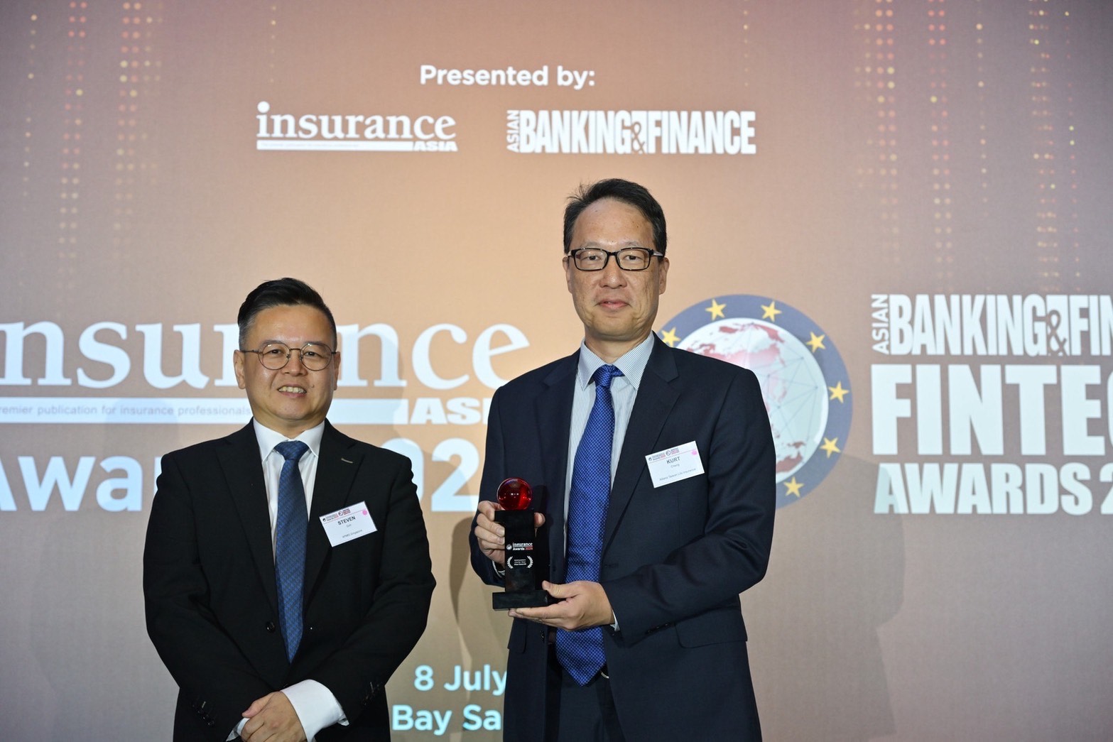 安聯人壽行銷長鄭祥琨資深副總經理代表領獎